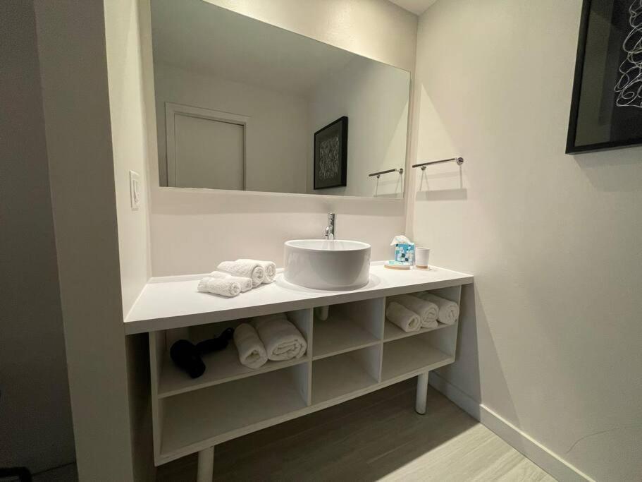 Newly Room In Cozy Hotel With Super Location To The Parks Кисими Екстериор снимка